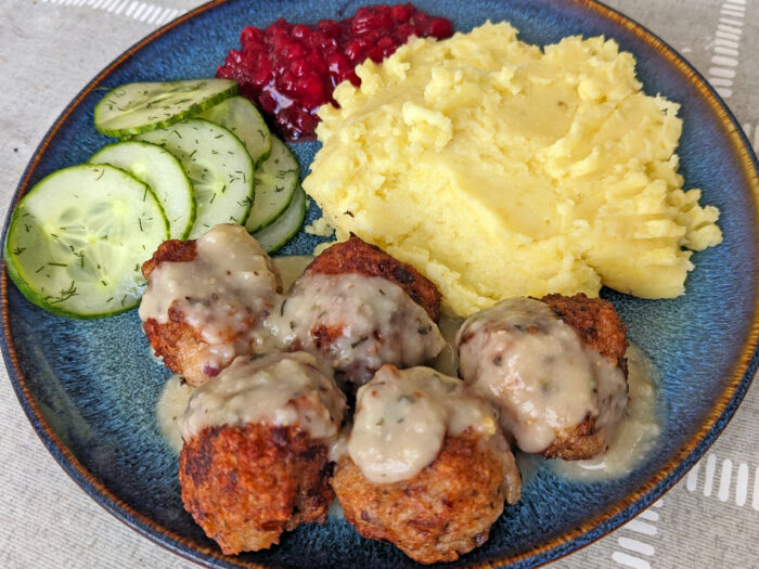 Köttbullar med Gräddsås (Meatballs with Cream Sauce)